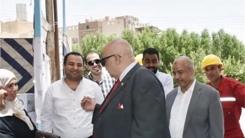 رئيس الجامعة يتفقد أعمال القافلة الطبية المجانية بالقرنة