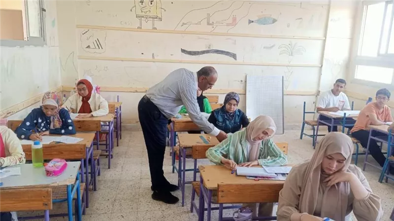 مدير تعليم المنيا يتفقد لجان امتحانات الشهادة الإعدادية