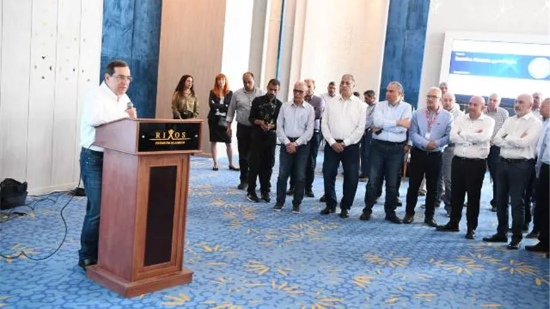 وزير البترول يتفقد غرفة إدارة المناورة البحرية لمكافحة التلوث البترولي