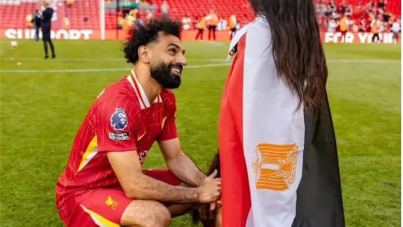 بعلم مصر.. محمد صلاح يحتقل بنهاية الموسم فى ليفربول مع مكة وكيان