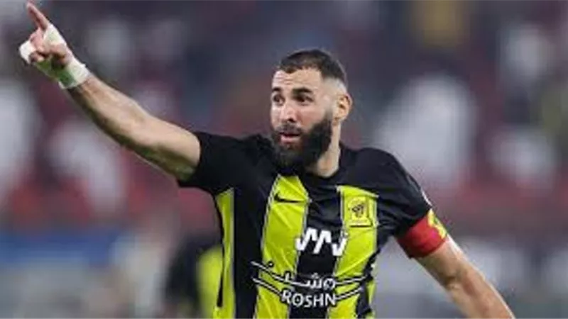 بنزيما يحسم قرار الرحيل عن اتحاد جدة