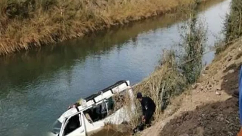 إصابة 10 أطفال فى انقلاب سيارة بمياه ترعة بطريق أبو حمص
