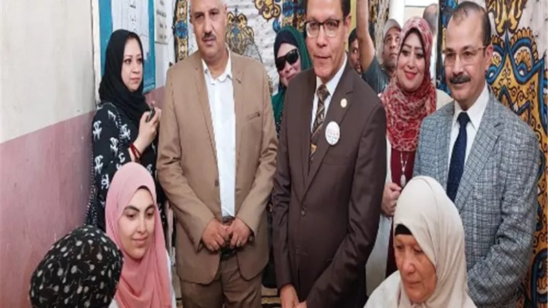 رئيس جامعة بنها يتفقد فعاليات القوافل المتكاملة بمركز شباب قلما