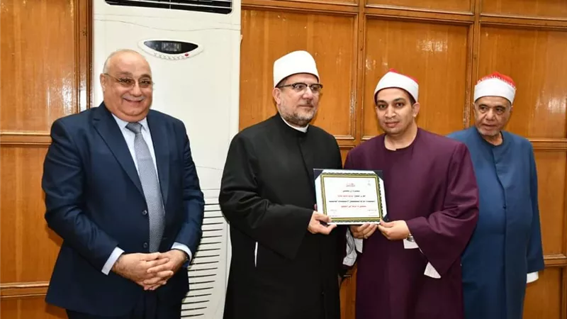 وزير الأوقاف ورئيس الإذاعة المصرية يكرمان أهل القرآن الكريم