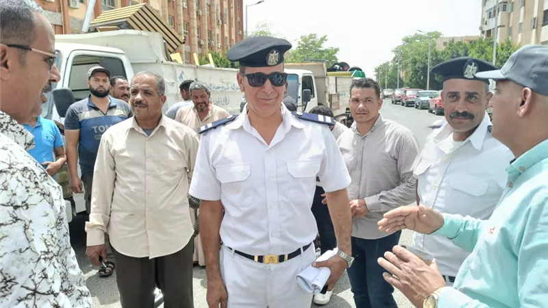 جهاز مدينة الشروق يشنُ حملة مكبرة لرفع الإشغالات بالمدينه.. صور