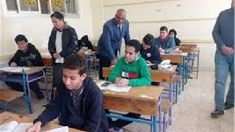 مدير تعليم المنيا يتفقد لجان امتحانات الشهادة الاعدادية