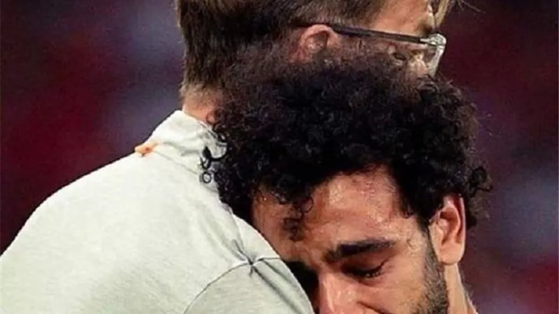 شاهد عناق صلاح و كلوب قبل مباراة وولفرهامبتون .. فيديو