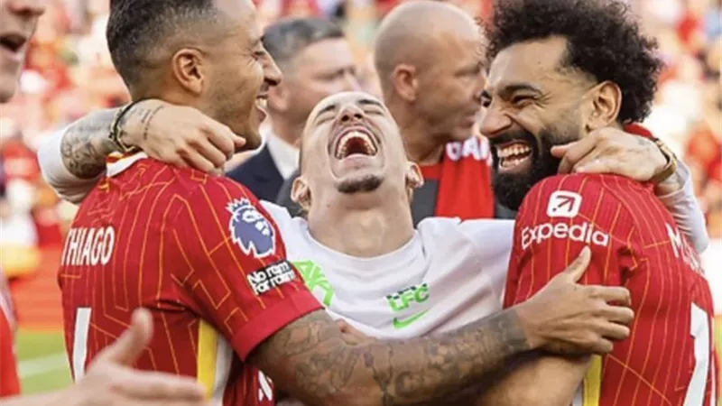 الأسطورة محمد صلاح من كواليس المباراة الأخيرة في الموسم .. فيديو