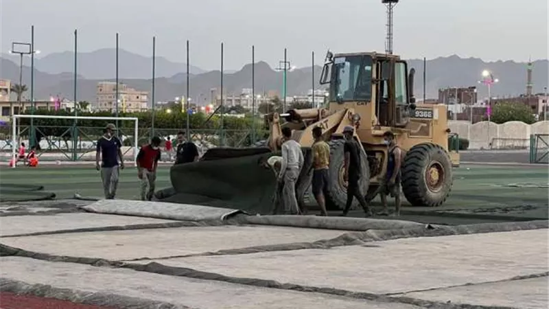 بدء عملية رفع كفاءة الملعب القانوني بمركز شباب سفاجا