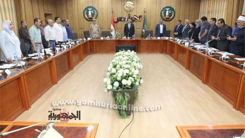 محافظ المنوفية يبدأ الاجتماع بالوقوف حدادًا على شهداء المعدية