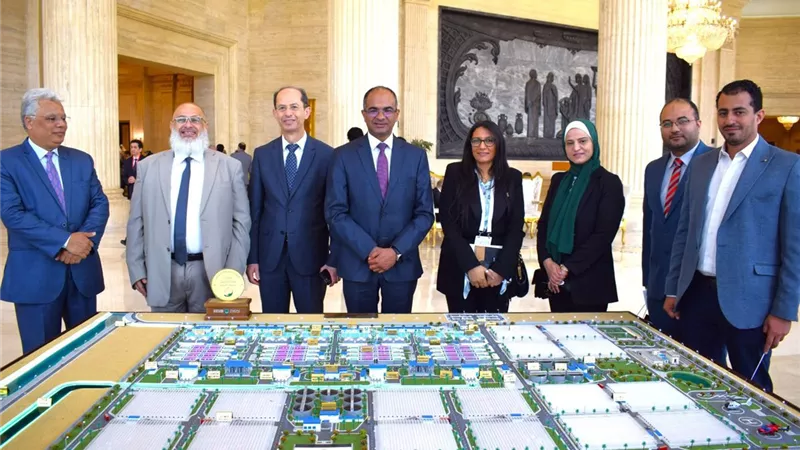 نائب وزير الإسكان يتسلم جائزة عبداللطيف الحمد التنموية