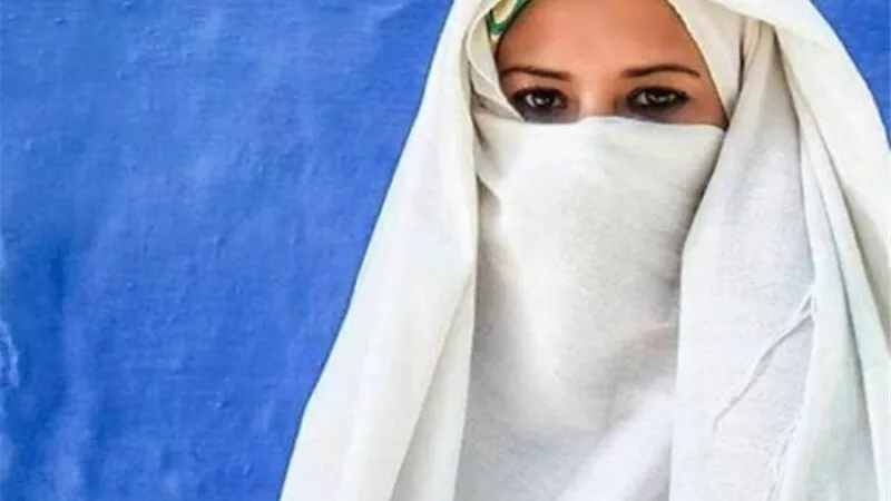 حكم لبس الثياب البيضاء للمرأة وقت الإحداد