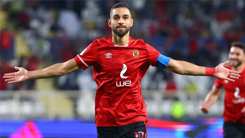 بعد حمدي فتحي.. نادٍ قطري يتقدم بعرض للأهلي لضم عمرو السولية