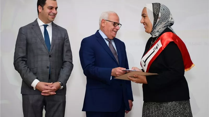 محافظ بورسعيد يكرم العشر الأوائل بالشهادة الإعدادية
