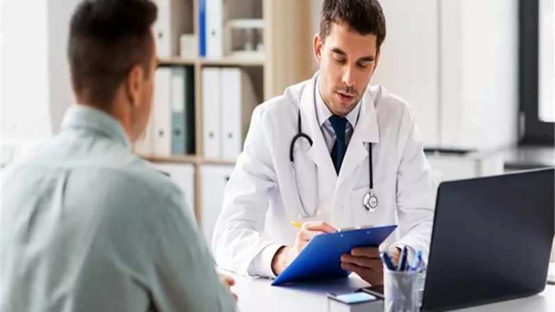 طبيب يحذر الرجال من ارتداء ملابس داخلية ضيقة