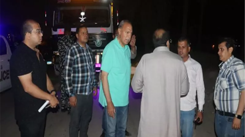 الهجان يضبط 4 سيارات نقل بمقطورة تلقي بالمخلفات على أرض زراعية