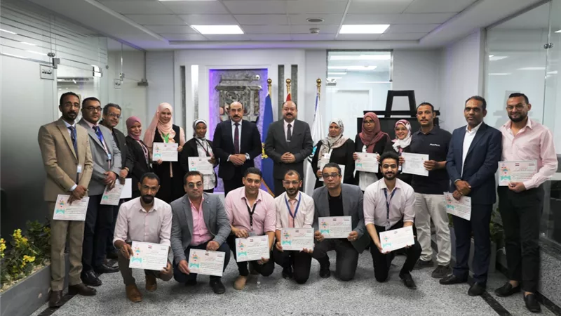 محافظ أسوان يكرم المساهمين بمركز نظم المعلومات والتحول الرقمى