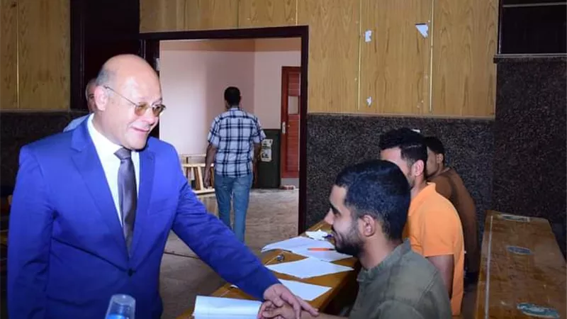 رئيس جامعة سوهاج يتفقدامتحانات الفصل الدراسي الثاني بكلية الهندسة