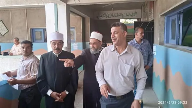 رئيس منطقة سوهاج الأزهرية يتفقد أعمال تصحيح الشهادة الإعدادية