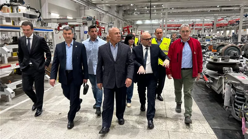 وزير النقل: تحديث وتطوير ٣٩ قطاراً بالخط الثاني للمترو