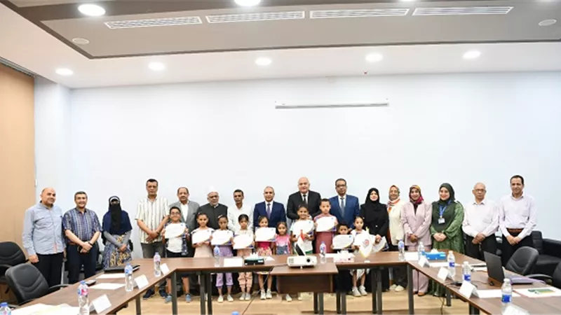 محافظ قنا يكرم الطلاب الحاصلين علي المراكز الأولى