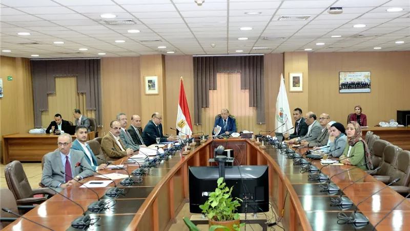 رئيس جامعة المنصورة يناقش خطة إدارة الوافدين لجذب الطلاب