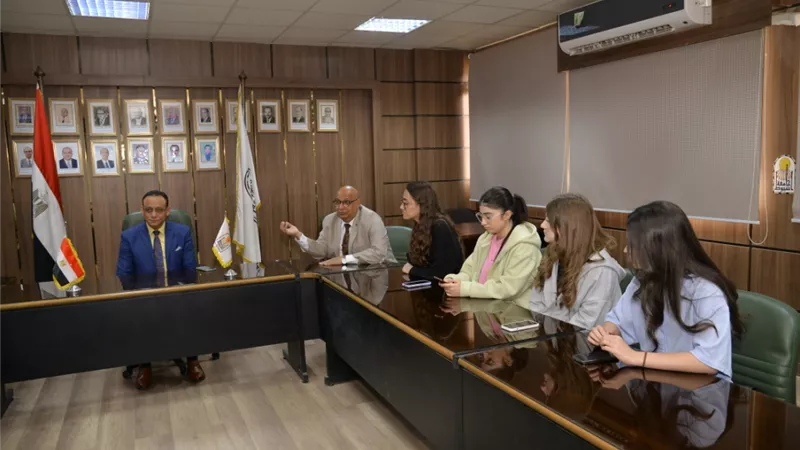 المنشاوي يستعرض تقريرا حول إنجازات جامعة أسيوط البحثية