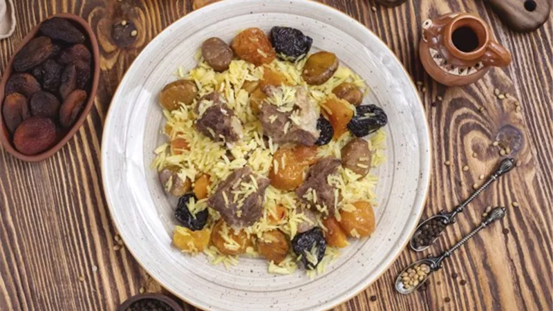 طريقة جديدة ومختلفة لعمل طبق الأرز بالفواكه المجففة والمكسرات