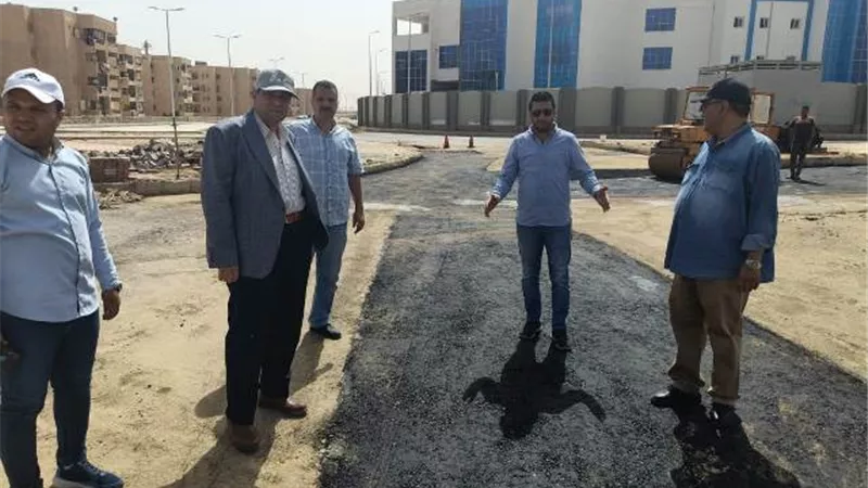 نبأ سار من رئيس جهاز الشروق بشأن ملف الطرق فى المدينة.. بالصور