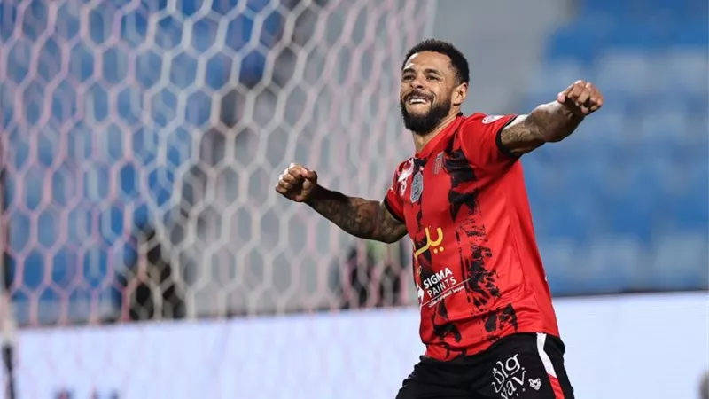 شاهد .. الرياض يعود للمباراة ويدرك التعادل أمام النصر