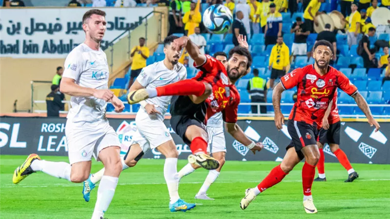 شاهد .. محمد ال عقل يتقدم للرياض على النصر بمقصية رائعة