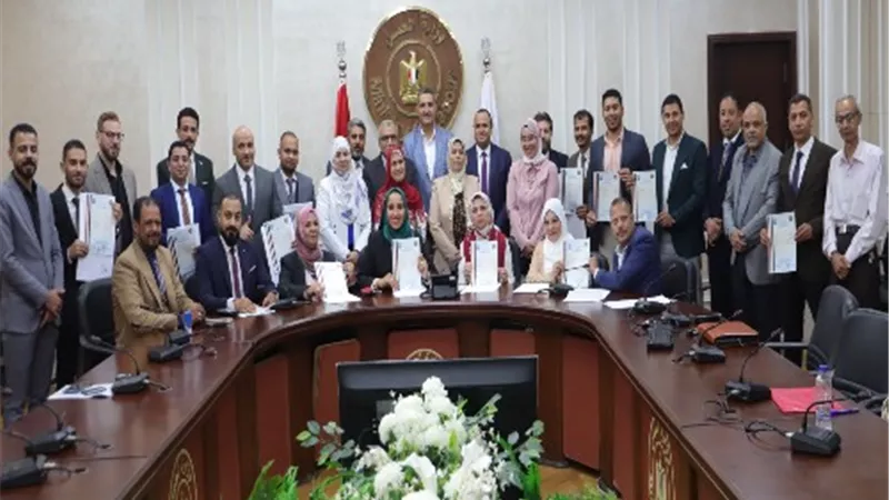 وزير العمل يُسلم الدفعة الثانية من 