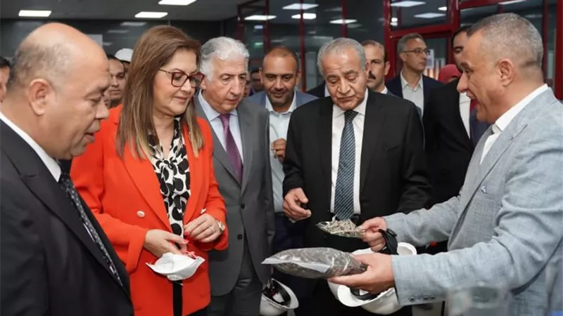 وزيرا التخطيط والتموين يزوران مصنع الشركة الشرقية للسكر
