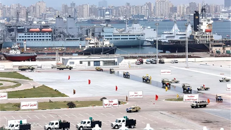 رئيس الأركان يتفقد أحد الأنشطة التدريبية بالقوات البحرية