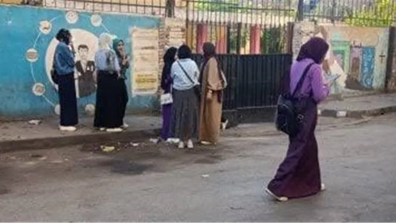 توافد طلاب الدبلومات الفنيه بالاسكندريه على لجان الامتحان