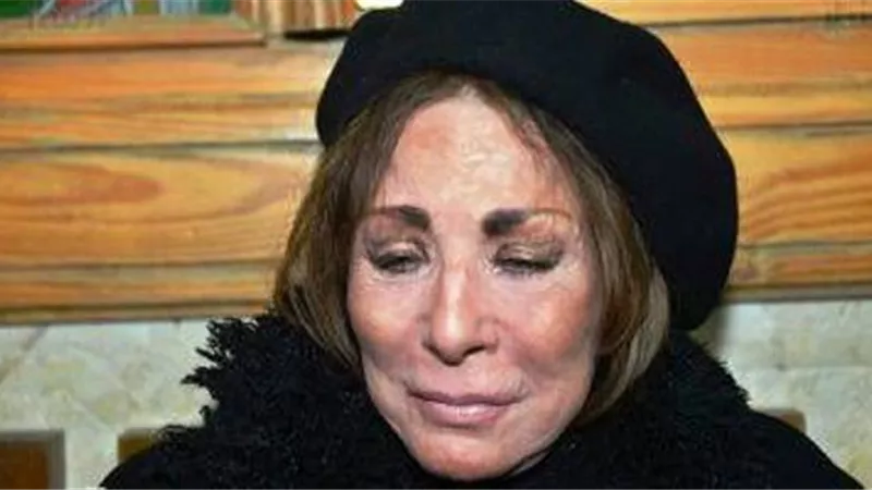 غدا..عزاء شقيقة الفنانة لبنى عبد العزيزبـ مسجد الحامدية الشاذلية