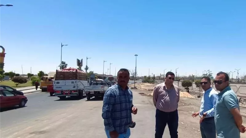 رئيس جهاز مدينة العبور يتابع سير العمل بمشروعات الطرق