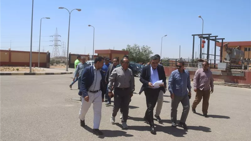 أشرف فتحى يتفقد محطات الصرف بالعاشر من رمضان