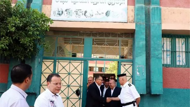 محافظ الشرقيةيتفقد لجان امتحانات الدبلومات بمدارس الزقازيق