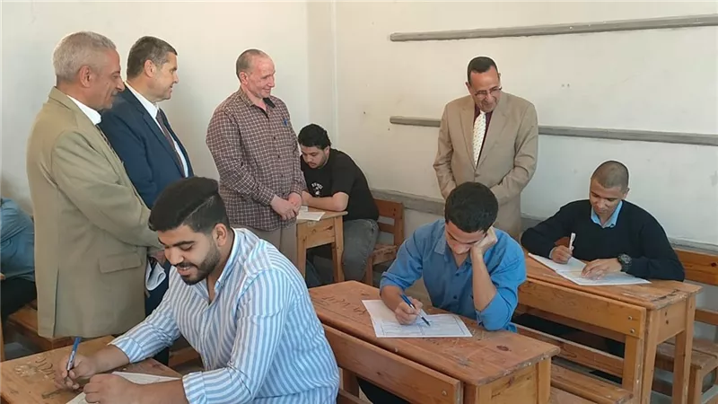 محافظ شمال سيناء يتفقد امتحانات الدبلومات الفنية بلجان العريش