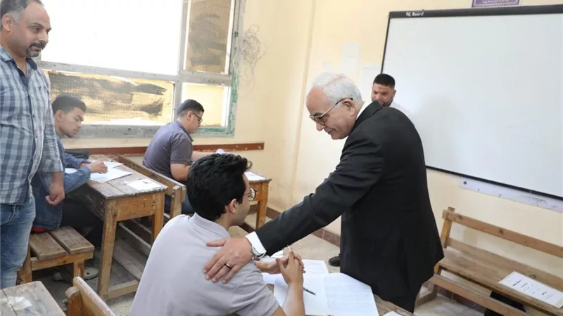 حجازى يتفقد امتحانات الدبلومات الفنية بمدرسة الشهيد كريم أحمد عبد الفتاح الإعدادية بنات