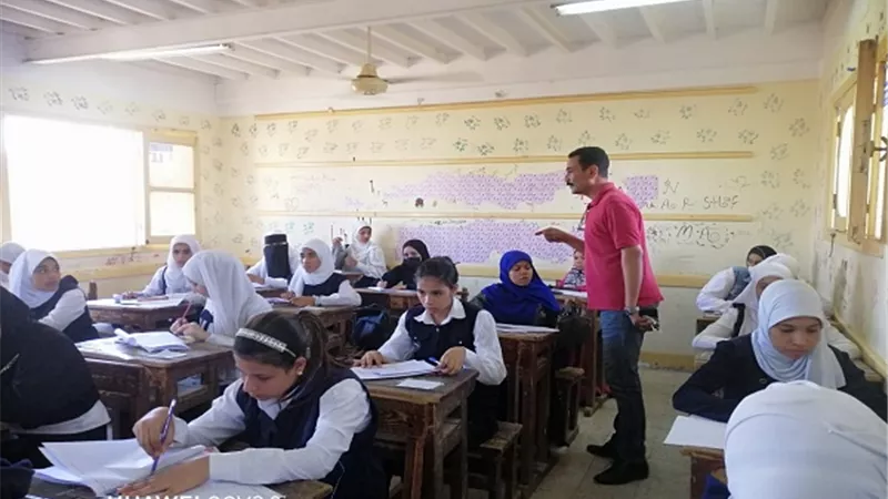 مدير عام تعليمية دشنا يتفقد سير امتحانات الثانوية الفنية