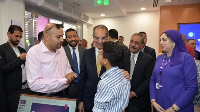 وزير الاتصالات يستجيب لطفل طلب الانضمام لميادرة مصر الرقمية