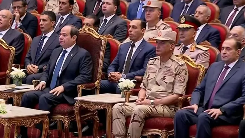 «الأمل والمستقبل».. الرئيس السيسى يشاهد فيلما تسجيليا عن مشروعات التنمية فى جنوب الوادى وتوشكى