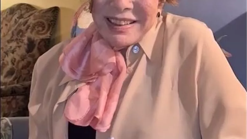 الموت يفجع الفنانة لبنى عبد العزيز