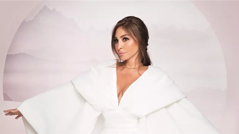 إليسا تحتفل بنجاح أحدث ألبوماتها 