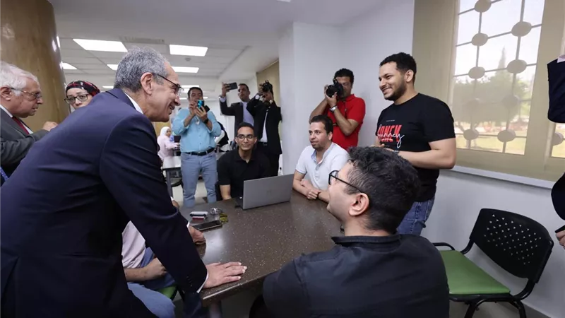 وزير الاتصالات يلتقى شباب رواد الأعمال والمتدربين بمركز ابداع مصر الرقمية