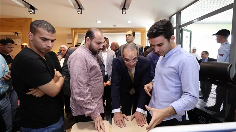 وزير الاتصالات يستمع لخريجى رواد وبناة مصر الرقمية وفرص الالتحاق بسوق العمل