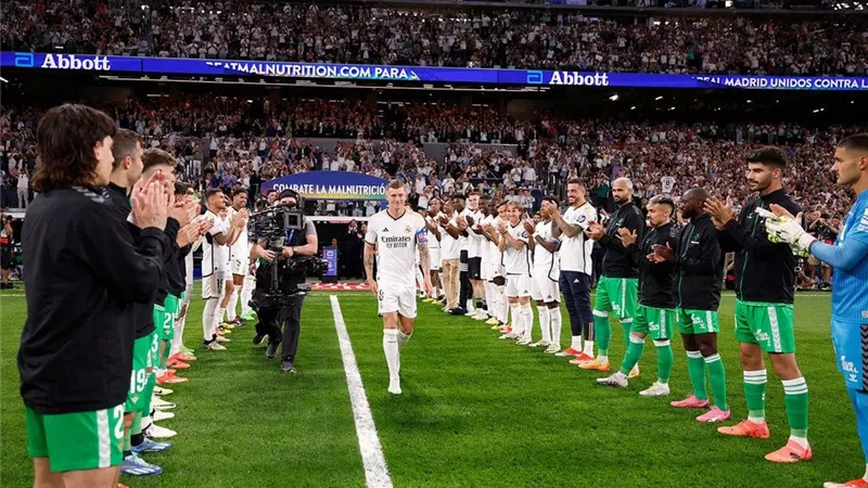 الشوط الأول .. تكريم كروس وتعادل سلبي بين ريال مدريد وبيتيس