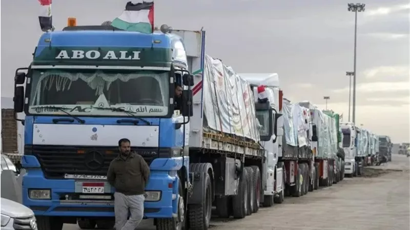 200 شاحنة تنطلق من معبر رفح إلى كرم أبو سالم تمهيدا لدخول قطاع غزة